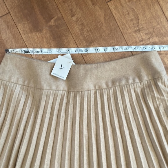 LL Bean Signature 12 British wool flannel camel pleated skirt - Picture 4 of 9